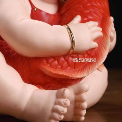 TƯỢNG SỨ ( CÔ ) CẬU BÉ ÔM CÁ CHÉP